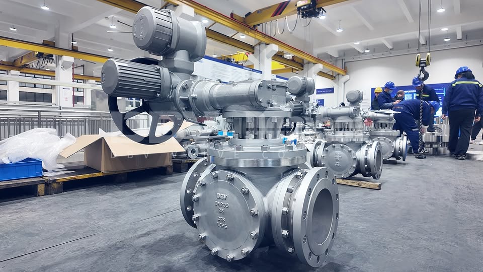 DN200 PN25 Flanged CF8 Four-Way Ball Valve with Electric Actuator